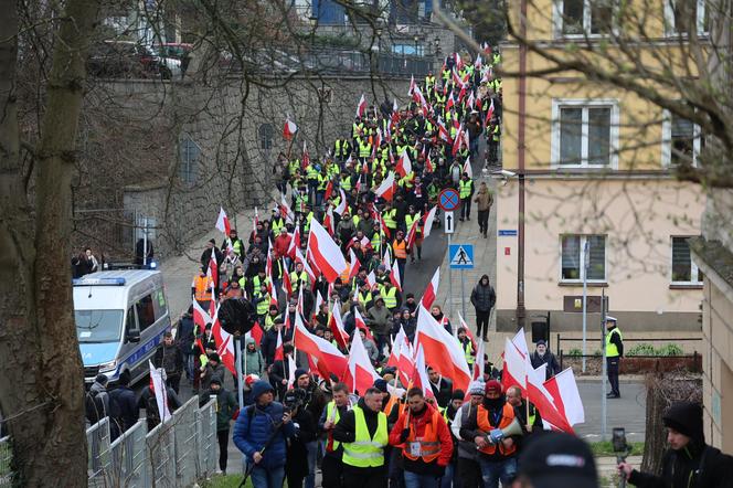 Protest rolników 20 marca w Lublinie. Przeszli ulicami miasta pod LUW