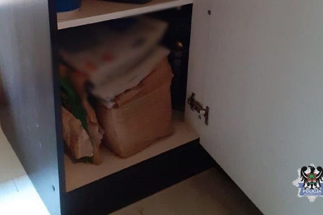 40-latek schował się przed policjantami w szafce kuchennej