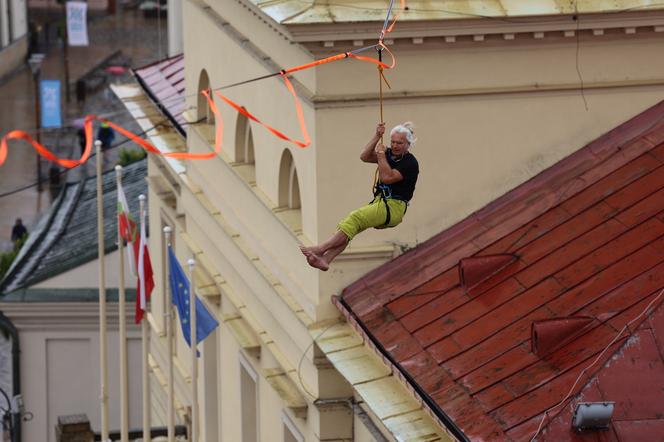   Urban Highline Festival 2023 w Lublinie. Slacklinerzy robią cuda na linach!