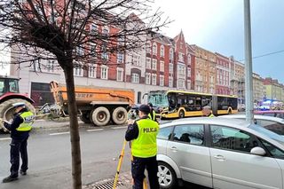 Gliwice. Autobus miejski huknął w ciągnik. Jest wielu rannych. Dwie osoby w ciężkim stanie [ZDJĘCIA].