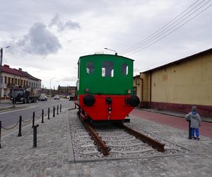 Stara lokomotywa obok nowego ronda w Skarżysku-Kamiennej