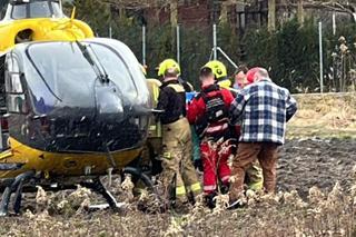 Dramatyczny wypadek pod prysznicem. Kobiecie musiała pomóc straż. Ewakuował ją śmigłowiec