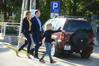 Jacek Kurski z rodziną święci pokarmy w kościele