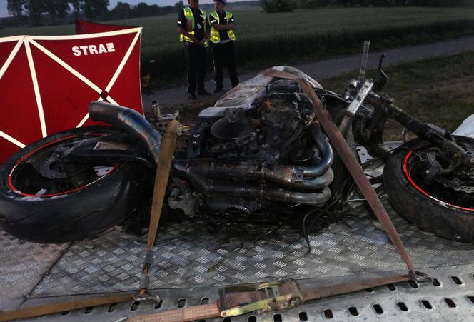 45-letni motocyklista wypadł z drogi i zmarł. Tragiczny wypadek w Gniewkowie