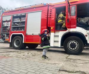 Ostróda: Gucio spędził dzień ze strażakami. Zrealizował voucher z 32. Finału WOŚP