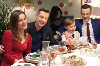 M jak miłość świąteczny odcinek specjalny. Wigilia Mostowiaków. Piotrek (Marcin Mroczek), Misiek (Aleksander Bożyk), Paweł (Rafał Mroczek), Franka (Dominika Kachlik)