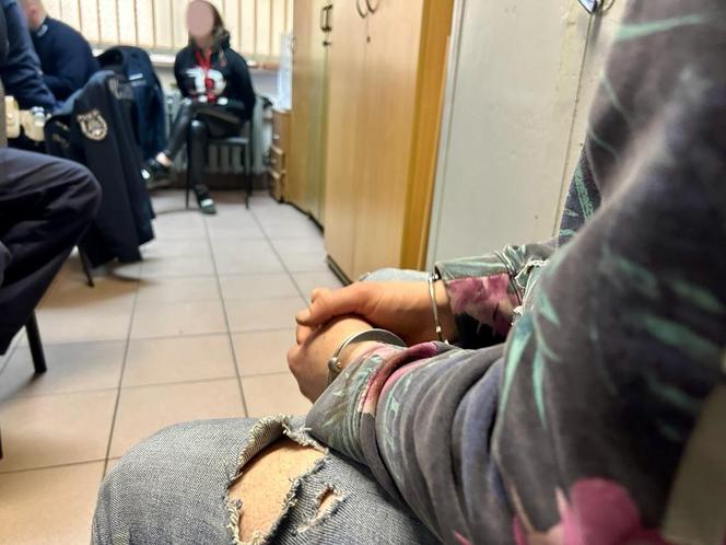 Gang złodziei okradł sklep i stację benzynową. Pijani rozbijali się po wsi zdezelowanym autem