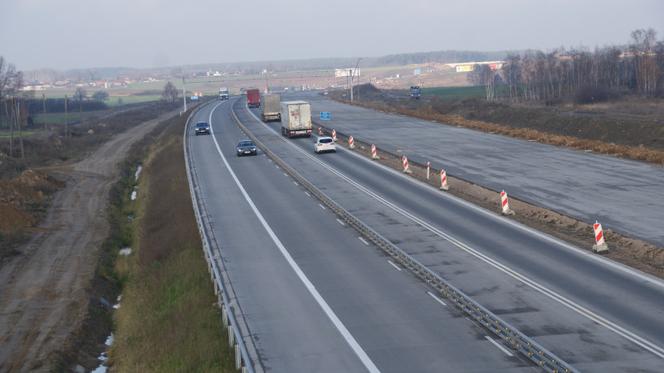 A1 w Łódzkiem: Kierowcy mają już do dyspozycji cztery pasy ruchu! Na którym odcinku autostrady?