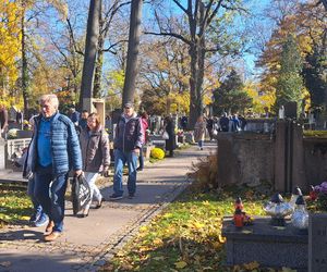 Tłumy na cmentarzu Rakowickim na Wszystkich Świętych 2024