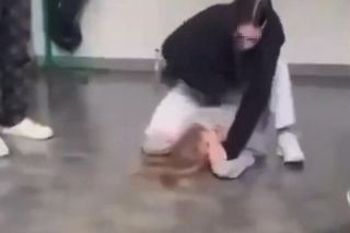 Nastolatki pobiły się w szkole.