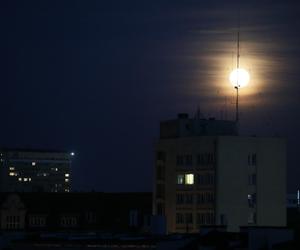 Tak gigantycznego księżyca nie było od dawna! Jego kolor i blask szokuje. 29.09.2023 wystąpi pełnia księżyca w Baranie!