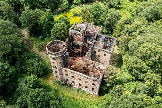 Tyle zostało z zabytkowego pałacu we Wrocławiu. Wstrząsające zdjęcia 