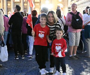 Zło dobrem zwyciężaj. Setki osób czuwały w Watykanie w rocznicę wyboru Jana Pawła II