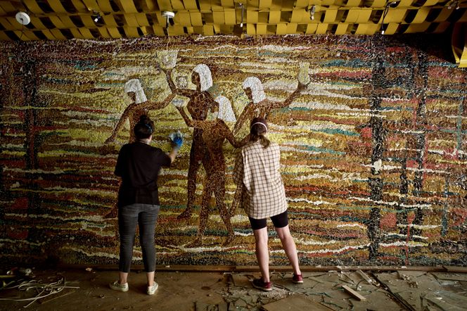 Czyszczenie mozaiki w Kiekrzu z bazgrołów