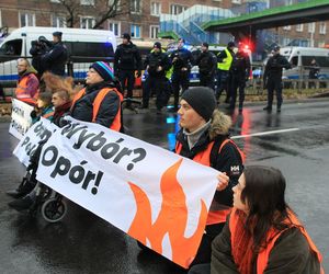 Ostatnie Pokolenie zablokowało Wisłostradę. Furia kierowców. Matka chorego dziecka błagała o przejazd