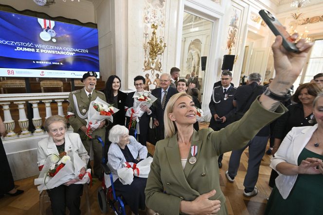 Dziennikarka "Super Expressu" Izabela Kraj odznaczona medalem "Dumni z Powstańców"