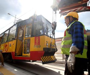 Tramwaj na Stegnach zawisł nad ziemią. Strażacy padli na kolana 