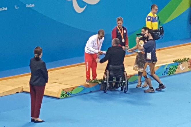 Adrian Castro odbiera medal paraolimpiady