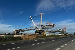 To prawdziwy kolos! Niedaleko Bełchatowa stanęła ogromna górnicza koparka. „Jestem pełna podziwu, że jest aż taka duża”
