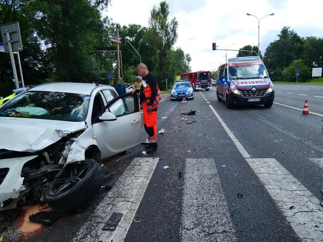 Dramatyczny wypadek na S8. Opel huknął w taksówkę, ciężarna kobieta w szpitalu