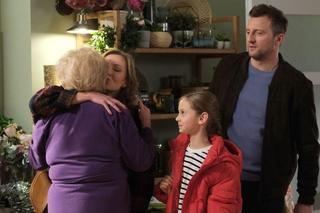 M jak miłość, odc. 1795. Natalka (Dominika Suchecka), jej córka Hania (Wiktoria Basik), Bartek (Arkadiusz Smoleński), Barbara (Teresa Lipowska)	