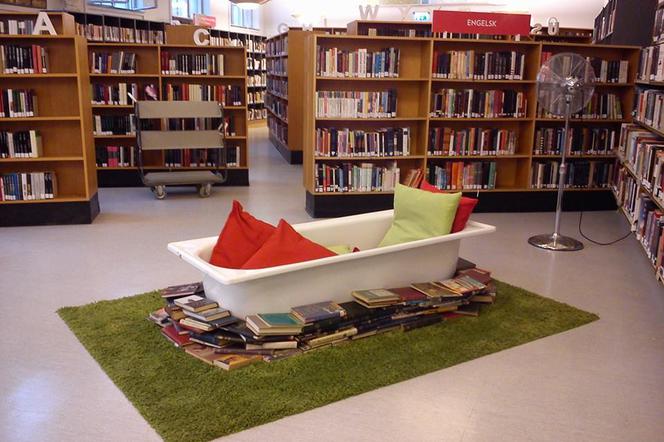 W czasie wakacji miejską bibliotekę można odwiedzać nie tylko w czasie deszczowych dni