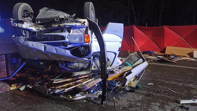 Łódzkie: Koszmar na S8. TIR uderzył w kampera. Zginęła 39-latka, wśród poszkodowanych dwoje dzieci