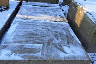  Skromny grób Macieja Damięckiego i Elżbiety Sommer. Niezapomniani