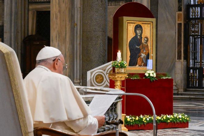 Papież modli się o pokój w Bazylice Santa Maria Maggiore