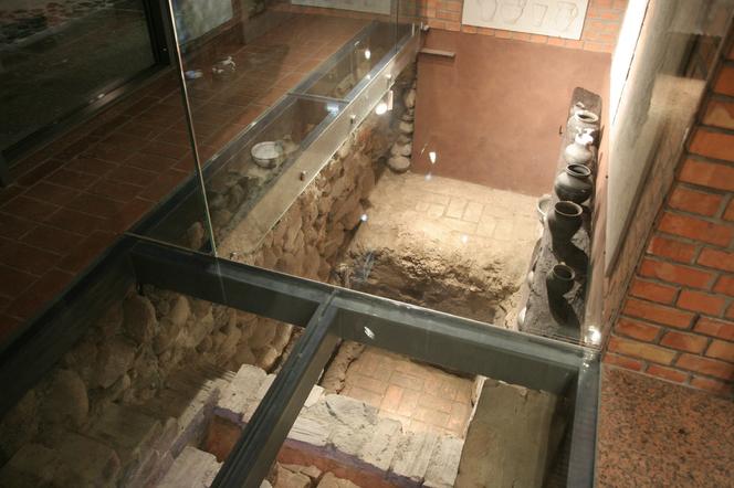 Dom Mały, Ciechanów - ekspozycja archeologiczna pod szklaną posadzką