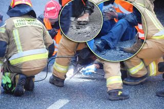 Warszawa: Ostatnie Pokolenie przykleiło się do jezdni na S8. Strażacy musieli skuć asfalt