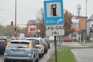 Absurd na drodze w Warszawie. Znak kieruje do stacji, której nie ma już 11 lat. Urzędnicy mają problem