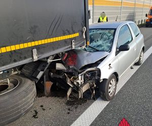 Wypadek na A1. Samochód wjechał w tył ciężarówki