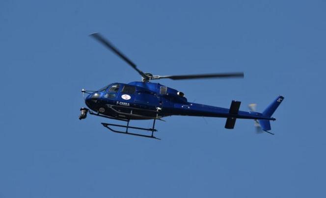 Niecodzienny widok. Wzdłuż autostrady A2 lata helikopter z wielką anteną. Co mierzy?