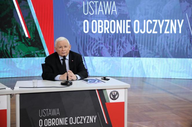 Kaczyński zapowiada błyskawiczne zbrojenie armii. Będzie powrót do obowiązkowej służby wojskowej? [USTAWA  O OBRONIE OJCZYZNY] 