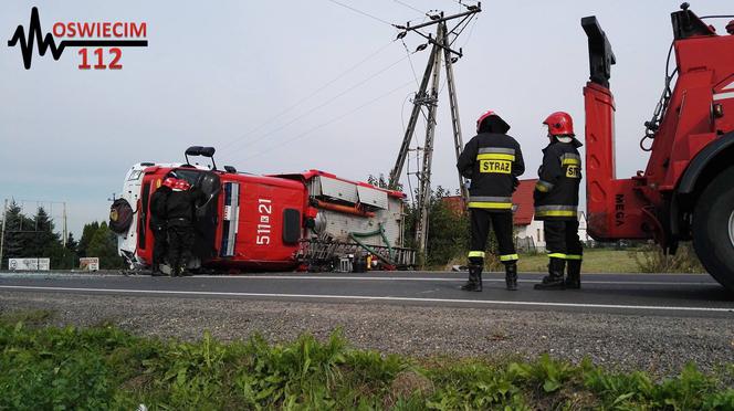 Poważny wypadek z udziałem wozu strażackiego na DK44 w gminie Oświęcim [ZDJĘCIA]