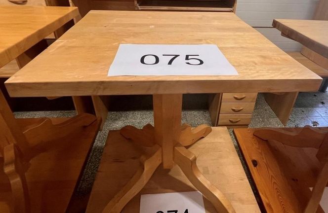 Nadleśnictwo Tuszyma wyprzedaje meble