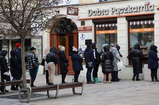 Tłusty Czwartek 2024 w Lublinie. Kolejki po pączki na Krakowskim Przedmieściu