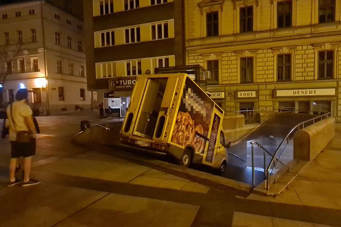Śląskie: Zaskakujący finał festiwalu czekolady. Food Truck stoczył się do przejścia podziemnego [ZDJĘCIA]