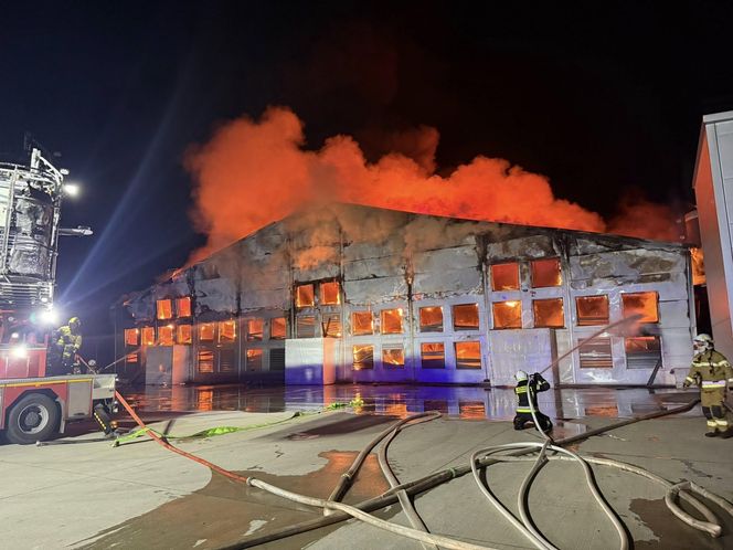Ogromny pożar fermy drobiu w Fałkowicach. W ogniu mogło zginąć nawet 130 tysięcy kur