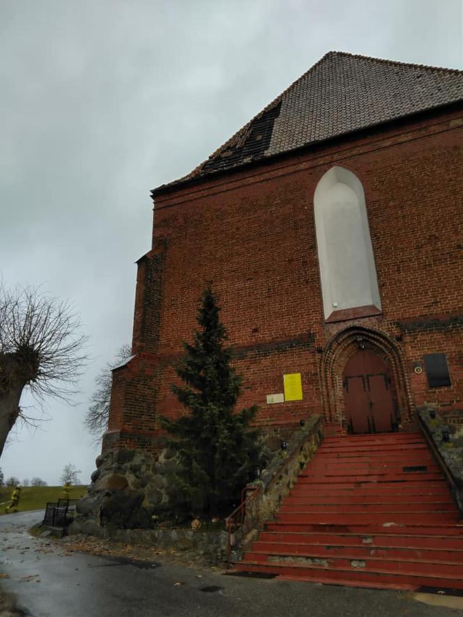 Szkody po Orkanie Eunice. Zrywało dachy, wyrywało grube drzewa, brakowało prądu