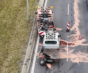 Wjechał Uberem prosto w drogowców. Są ranni