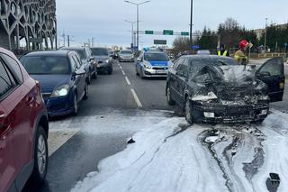 Stłuczka na al. Sikorskiego w Olsztynie. Jedno z aut stanęło w płomieniach!