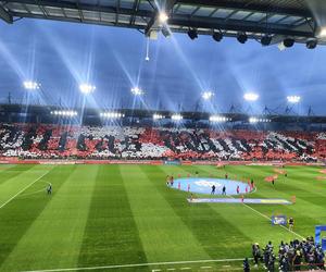 Legia vs. Widzew. Na stadionie w Łodzi zbierają się kibice