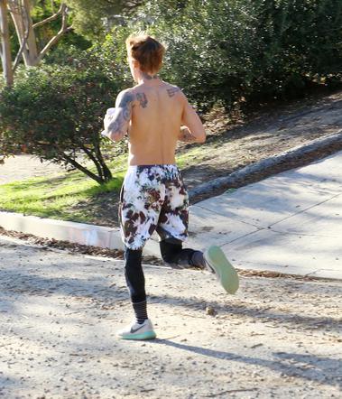 Justin Bieber biega bez koszulki
