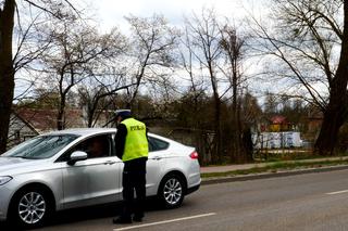 Koronawirus: Policja w Ostródzie sprawdza, czy mieszkańcy stosują się do zakazów [WIDEO, ZDJĘCIA]