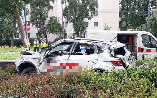 Pijany próbował uciekać przed policją. Uderzył w auto i wylądował na dachu