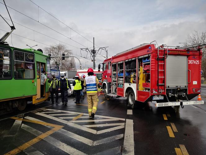 Poznań: Zderzenie tramwaju z samochodem. Kierowca ZAKLESZCZONY w aucie! 