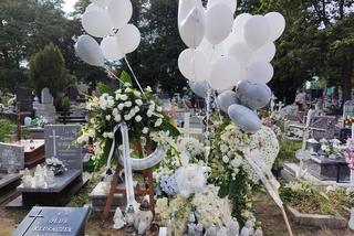 Pogrzeb Oliwierka Rzeźniczaka. Żałobnicy wypuścili baloniki nad grobem. Relacja z uroczystości 