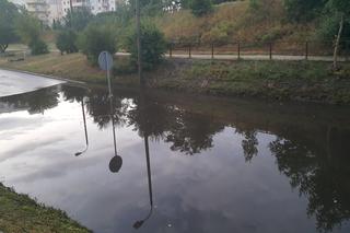 Ulewa w Bydgoszczy. Woda zalała ul. Brzechwy pod wiaduktem kolejowym [ZDJĘCIA]